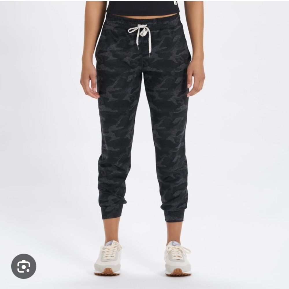 NWOT Vuori women’s camo performance jogger